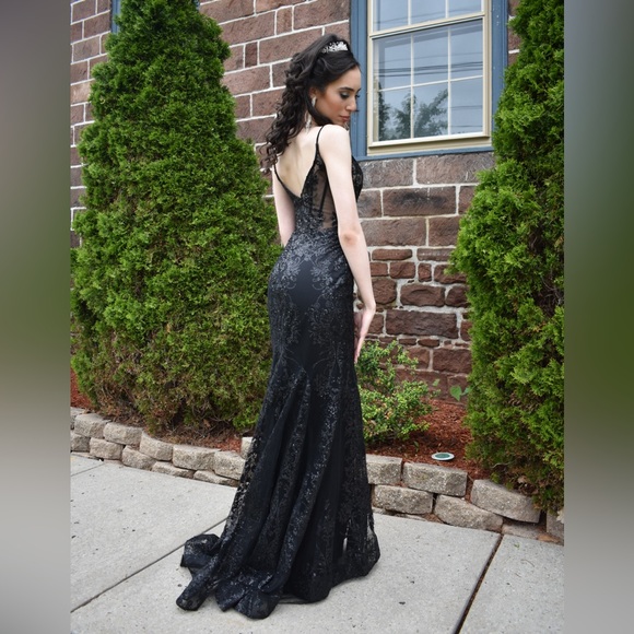SELLING MY PROM DRESS - Picture 2 of 2